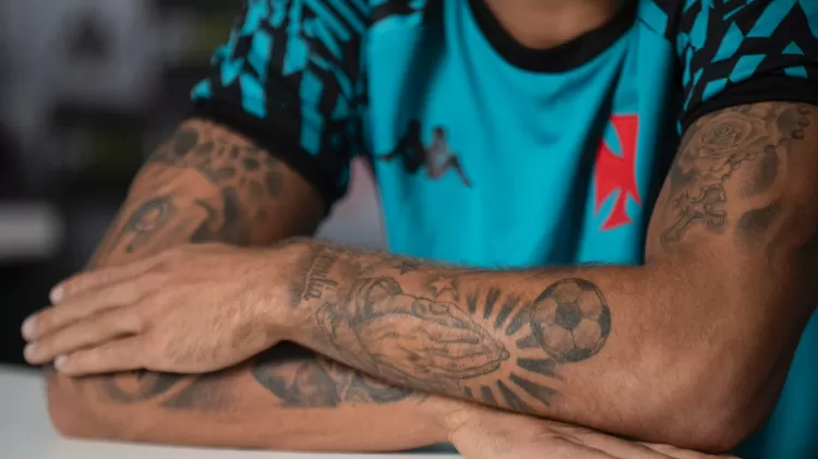 Tatuagens de Figueiredo demonstram devoção ao futebol: atacante se arrepiou com narração de Luis Roberto