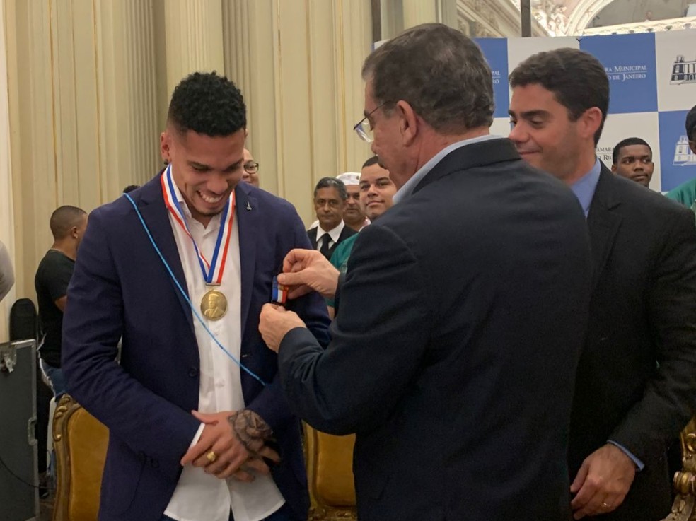 Paulinho recebe a medalha Pedro Ernesto na Câmara Municipal do Rio