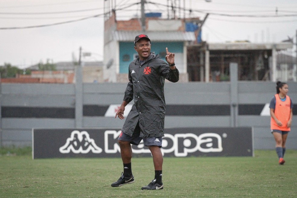Antony Menezes, técnico do Vasco feminino, comanda treino em São Januário 