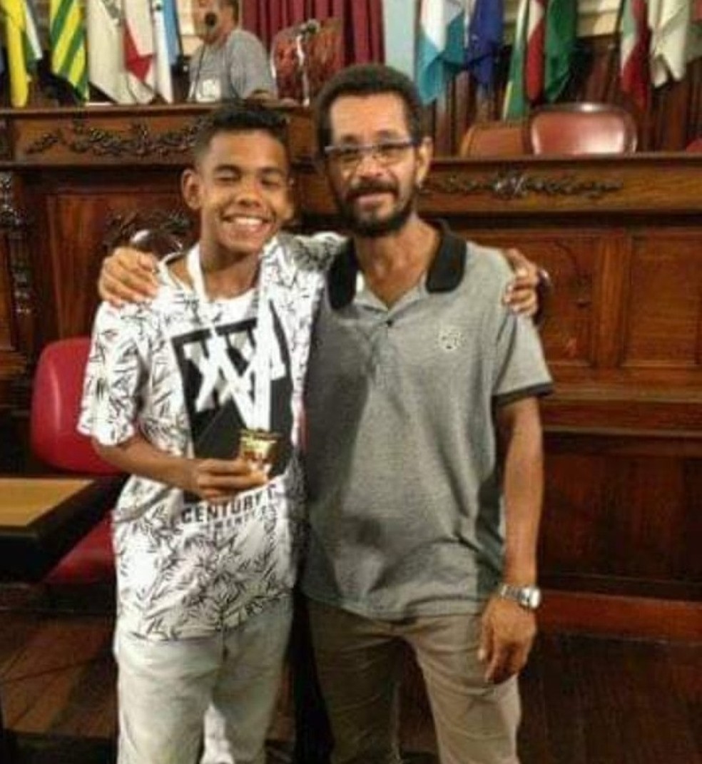 André, atacante do Vasco, recebe medalha na Câmara de Vereadores de Niterói ao lado do pai 