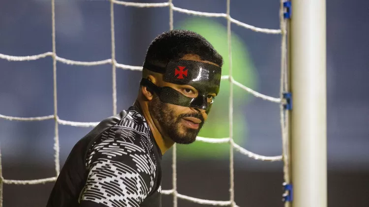 Protetor facial de Thiago Rodrigues fez goleiro ganhar apelido de Batman; torcedores utilizam máscara do herói