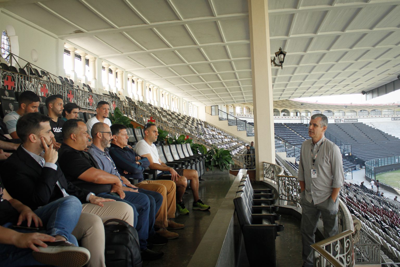 Membro do comitê de futebol, Cláudio Cardoso conversa com os alunos do curso de gestão da CBF