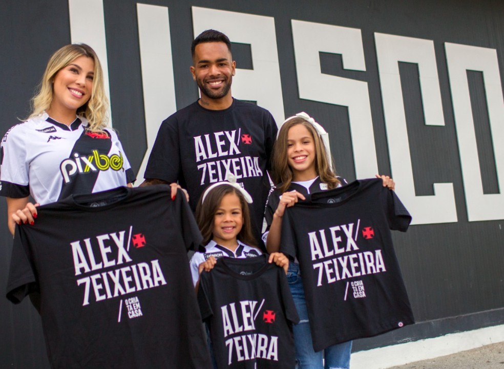 Alex Teixeira, novo reforço do Vasco, ao lado da esposa e das duas filhas