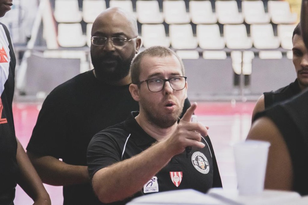 Daniel Bello comandará o time Vasco/Tijuca no retorno ao basquete; treinador está no clube desde 2004