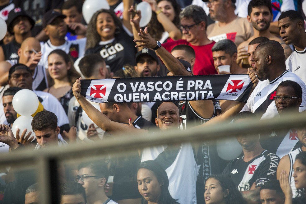 Torcedor do Vasco presente em São Januário: sócios votam neste domingo a venda da SAF para a 777 Partners