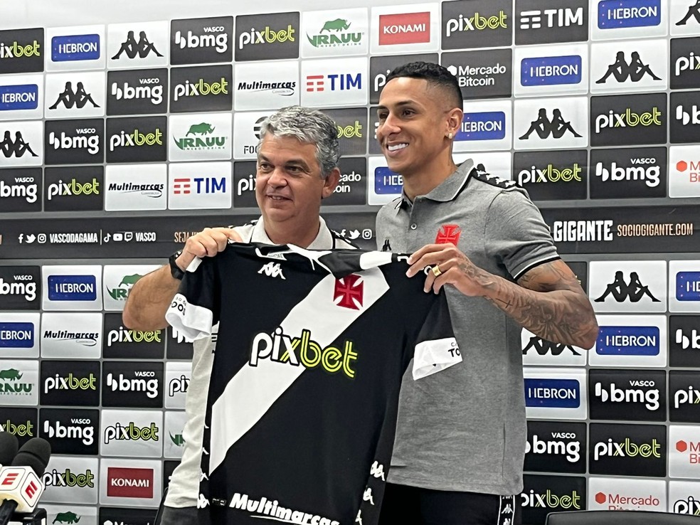 Bruno Tubarão com a camisa do Vasco