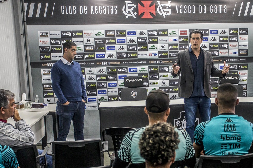 Luiz Mello e Paulo Bracks em reunião com elenco do Vasco, nesta quinta