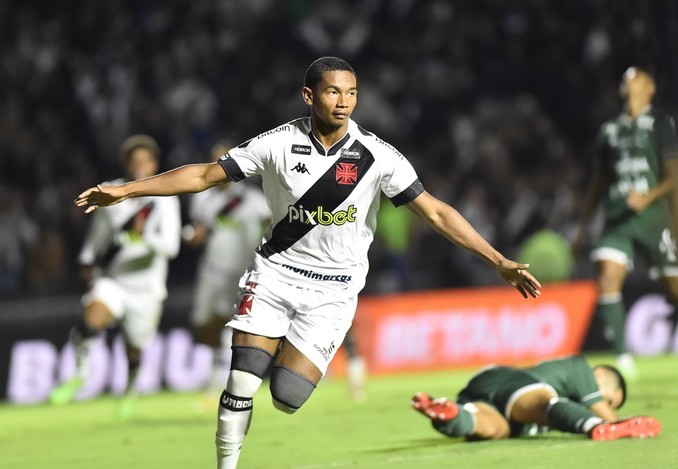 Eguinaldo comemora gol em Vasco x Guarani