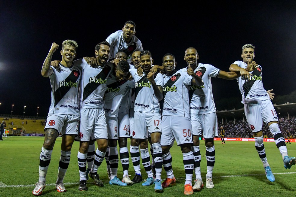 Jogadores do Vasco comemorando o gol na vitória contra o Volta Redonda pelo Carioca