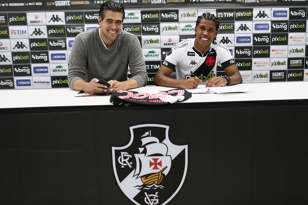 Diretor executivo Paulo Bracks e Andrey Santos no momento da assinatura do contrato
