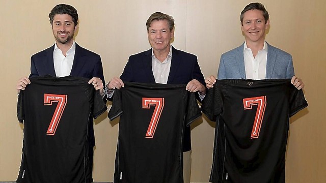 Josh Wander, Jorge Salgado e Jorge Arciniegas durante o anúncio do acordo inicial entre Vasco e 777 Partners