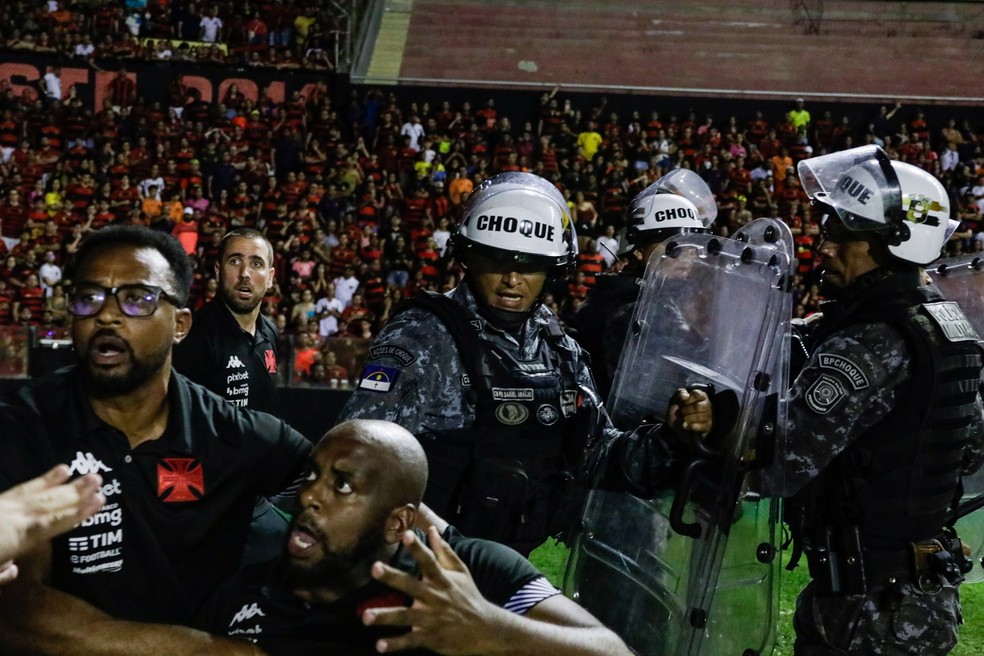 Seguranças e policiais após invasão da torcida em Sport x Vasco