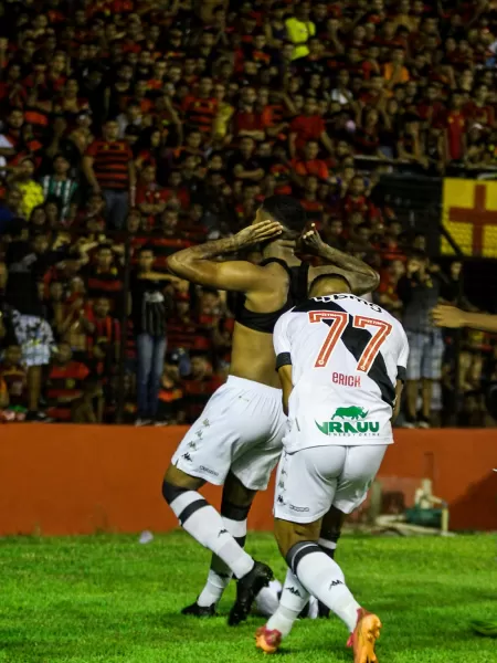 Raniel, jogador do Vasco, comemora gol durante partida contra o Sport, pela Série B.