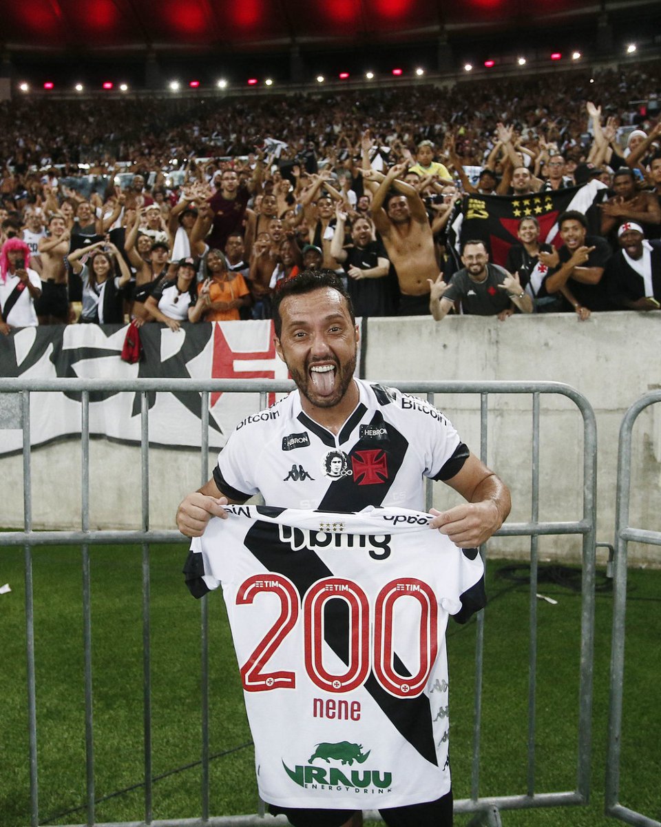 Nenê completa 200 jogos pelo Vasco e ganha camisa; veja foto