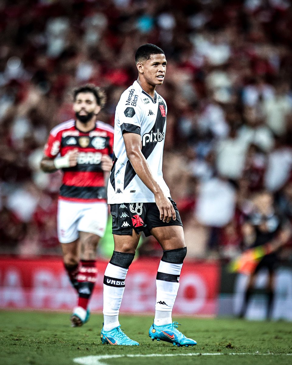 Nenê completa 200 jogos pelo Vasco e ganha camisa; veja foto