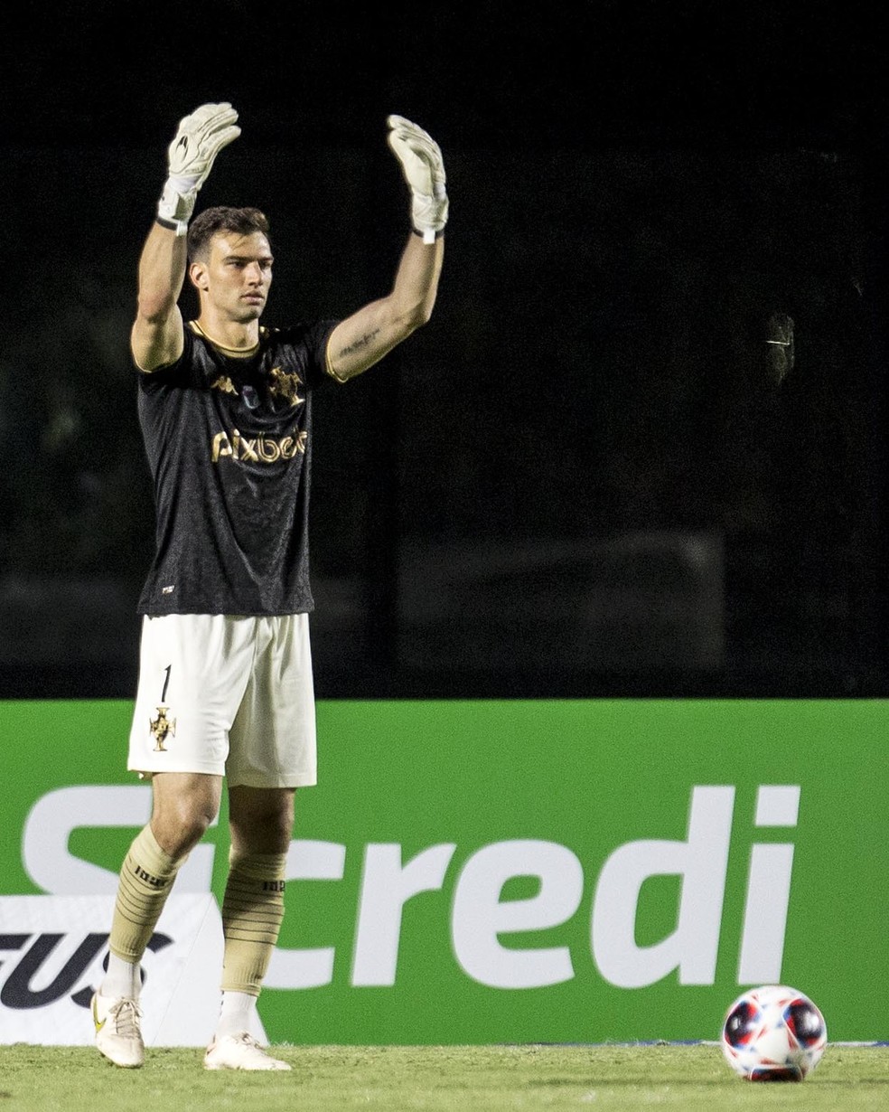 Léo Jardim, do Vasco, se torna o segundo goleiro com mais defesas no  Brasileirão - Lance!