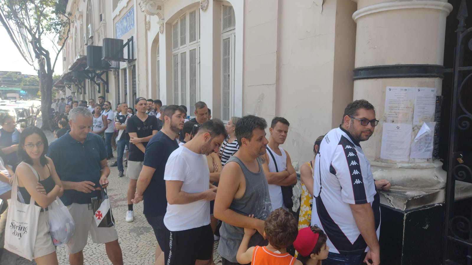 Vascaínos formam diversas filas no São Januário para troca de ingressos (Foto: Thalyson Martins/ Super Rádio Tupi)