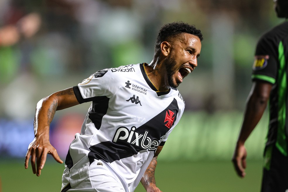 Jair comemora gol do Vasco diante do América-MG — Foto: Gilson Lobo/AGIF