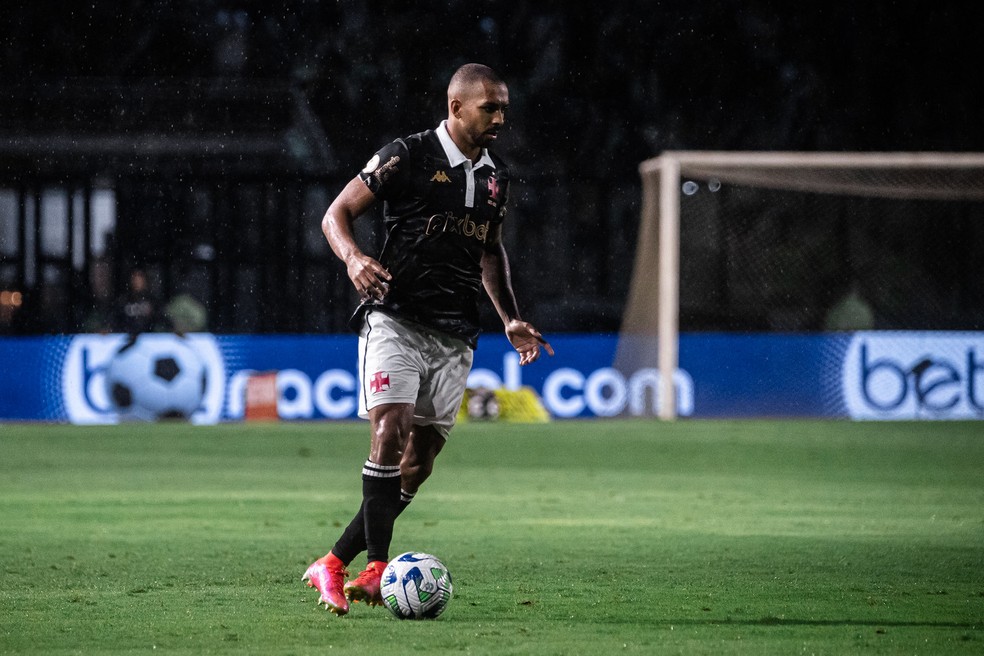 Paulo Henrique, lateral-direito do Vasco, foi titular contra o São Paulo — Foto: Leandro Amorim / CRVG