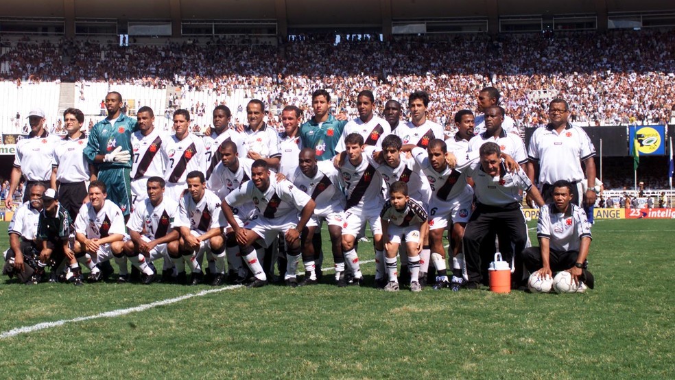 Jogadores campeões brasileiros com o Vasco em 2000 posados para a foto do título — Foto: Allsport UKALLSPORT