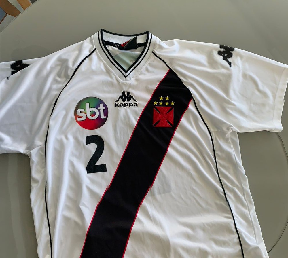 Camisa 2 utilizada por Jorginho no título brasileiro do Vasco em 2000 — Foto: Tébaro Schmidt / ge
