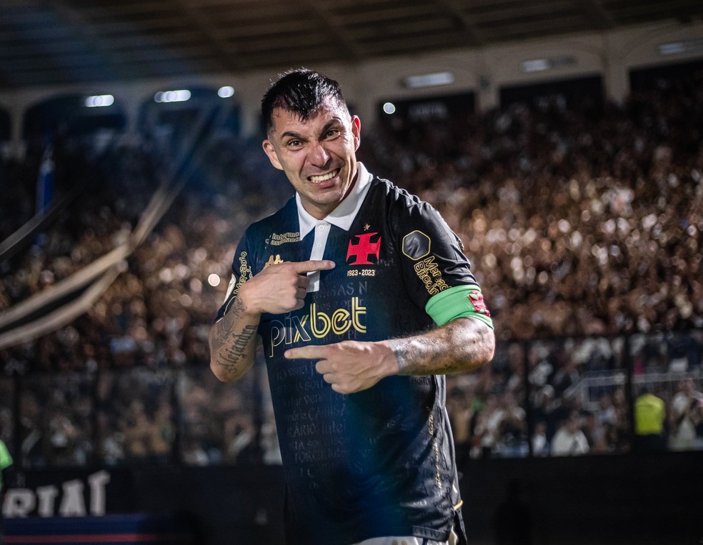 Absoluto na defesa do Vasco, Medel conquistou carinho e confiança dos torcedores — Foto: Leandro Amorim/Vasco