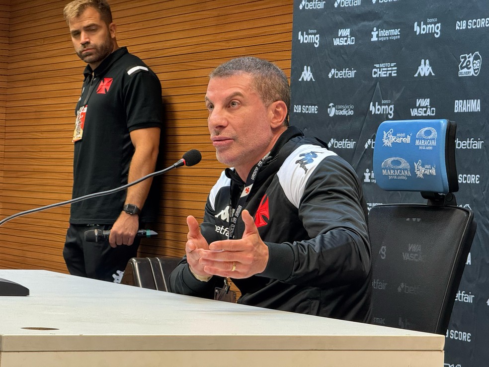 Pedrinho em pronunciamento após Vasco x Flamengo — Foto: Luiza Sá / ge