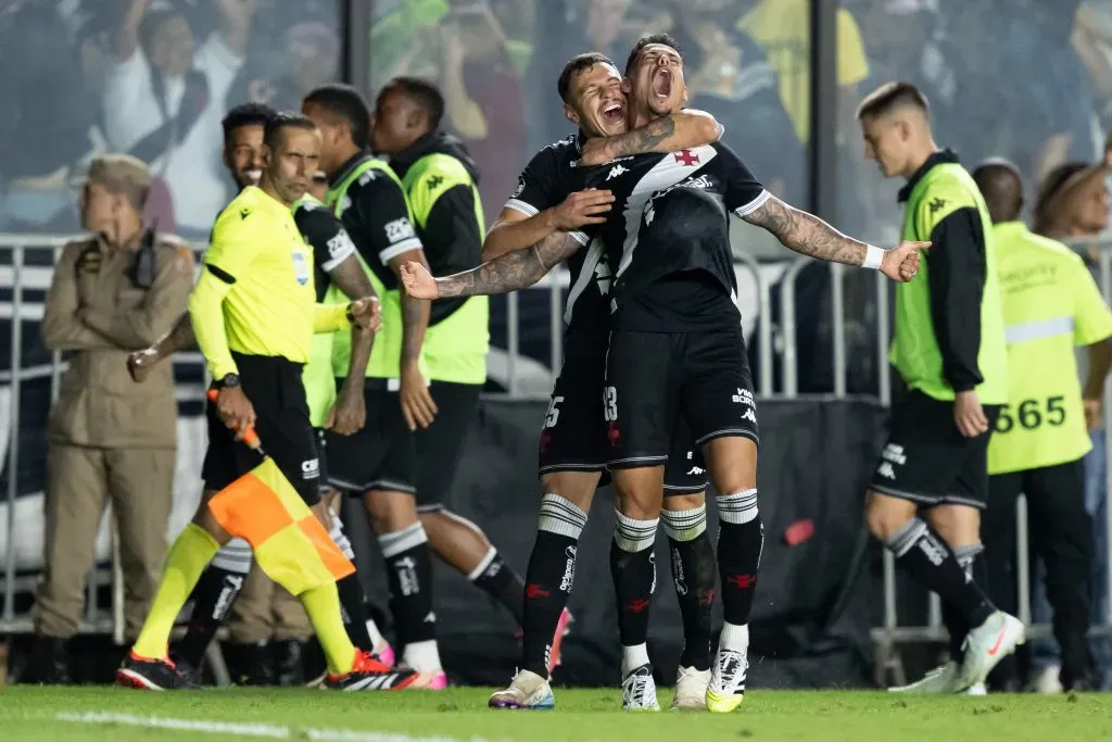 Lucas Freitas jogador do Vasco comemora seu gol com Hugo Moura – Foto: Jorge Rodrigues/AGIF
