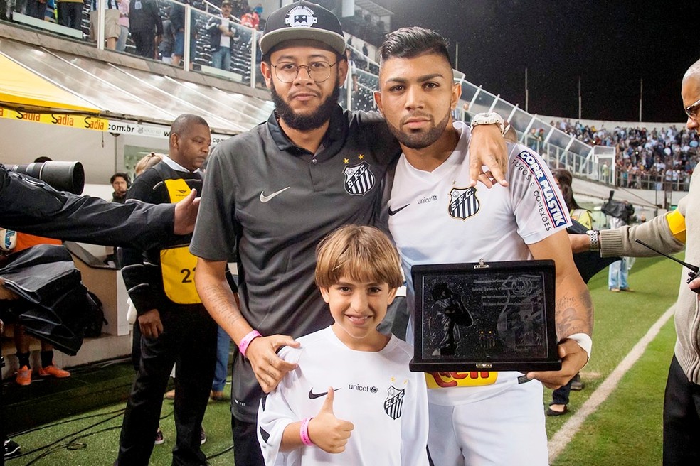 Rapper Emicida é santista: mas foi associado ao Bragantino pela Inteligência Artificial — Foto: Ivan Storti / Santos FC