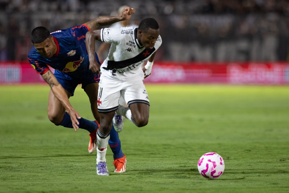 Andrés Gómez em ação em Bragantino x Vasco — Foto: Joisel Amaral/AGIF