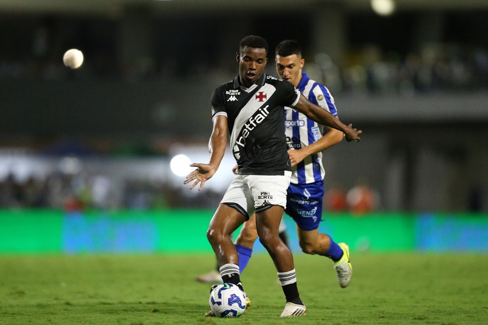 Thiago Mendes em ação pelo Vasco — Foto: Marlon Costa/AGIF
