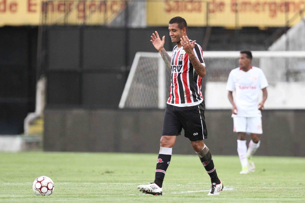 Leo Lima Santa Cruz x Internacional Série B — Foto: Marlon Costa / Pernambuco Press