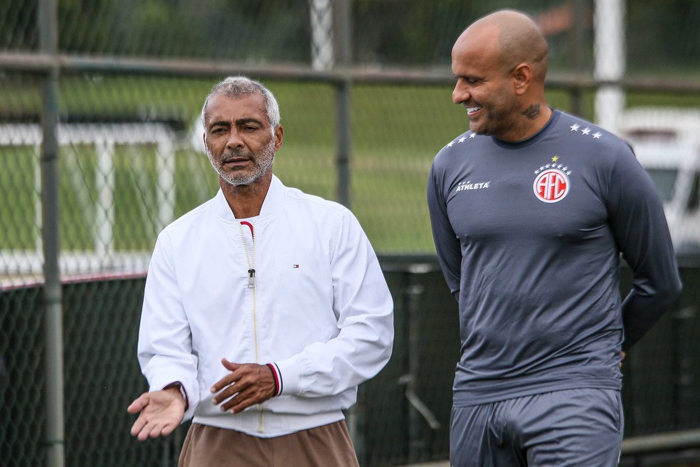 Romário, presidente do America, e Bruno Reis, gerente de futebol — Foto: João Carlos Gomes