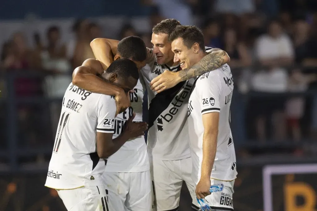Jogadores do Vasco comemoram vitoria ao final da partida contra o Bragantino no estadio Cicero De Souza Marques pelo campeonato Brasileiro A 2025. Foto: Anderson Romao/AGIF