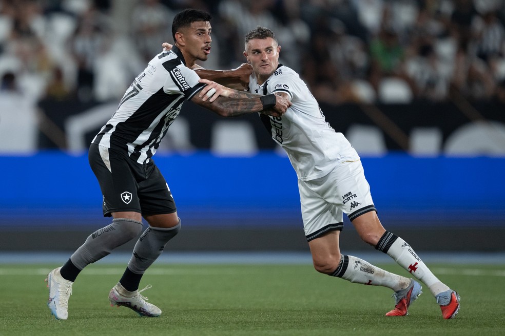 David Ricardo e Vegetti em lance de Botafogo x Vasco — Foto: Jorge Rodrigues/AGIF