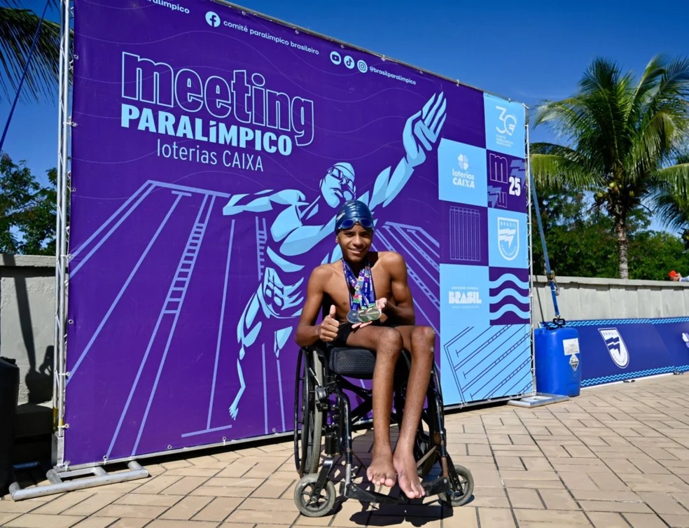 Luan Felipe com medalhas conquistadas no Meeting Paralímpico do Rio de Janeiro — Foto: André Durão/CPB