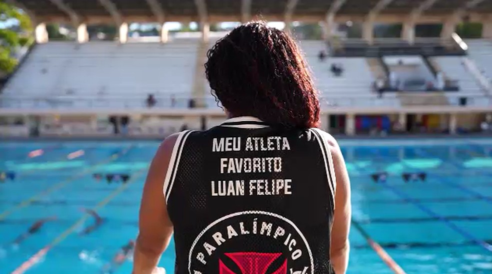 Simone criou uma camisa personalizada para torcer por Luan em competições de natação — Foto: Franciane Dahm