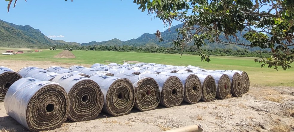 Rolos do novo gramado de São Januário são colhidos em Saquarema — Foto: Greenleaf