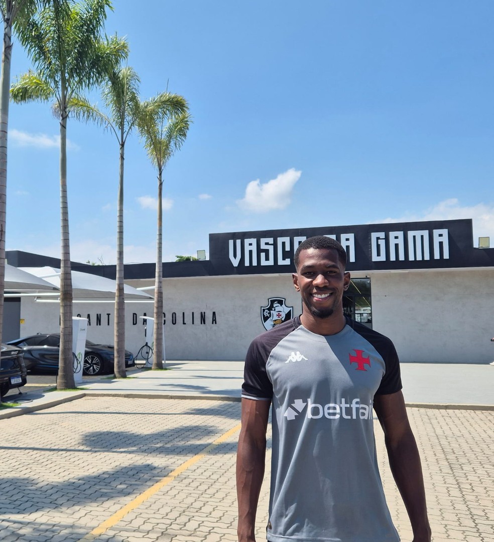 Carlos Cuesta conversou com o ge no CT do Vasco — Foto: João Guerra