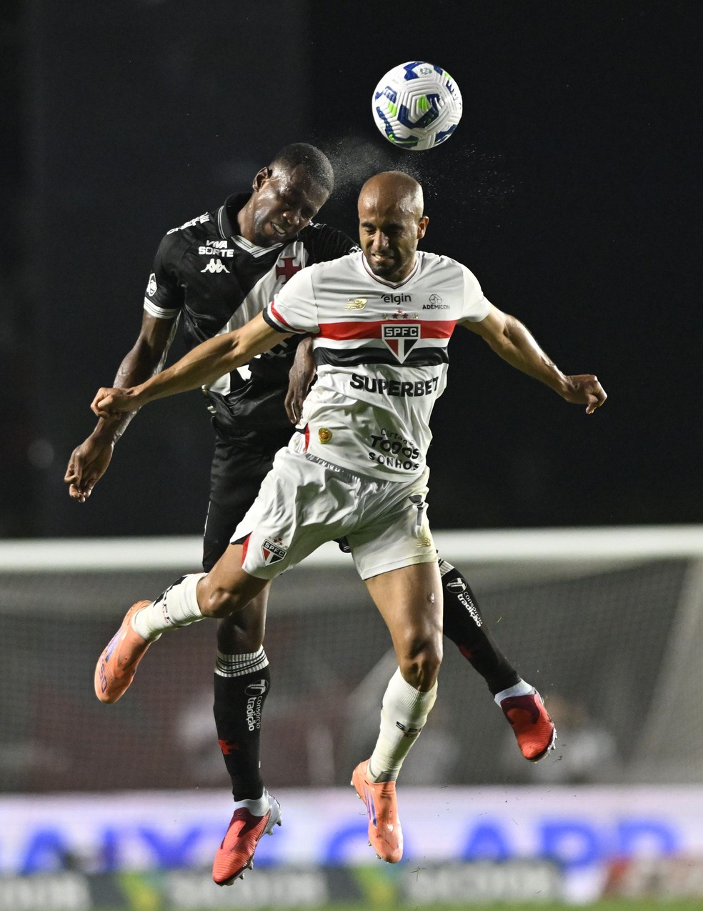 Cuesta e Lucas Moura - Vasco 0 x 2 São Paulo - Brasileirão — Foto: André Durão