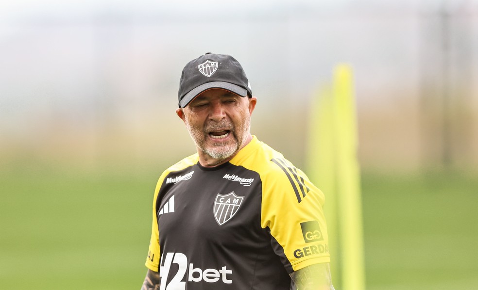Sampaoli em último treino antes do clássico. — Foto: Paulo Henrique França / Atlético