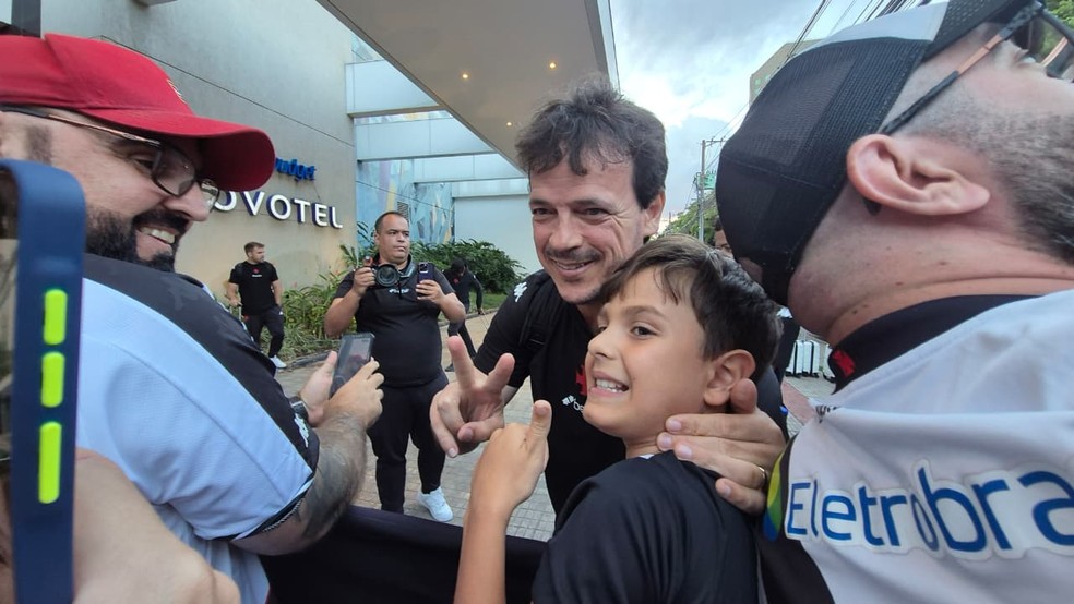 Fernando Diniz na chegada do Vasco a Belo Horizonte — Foto: João Guerra / ge