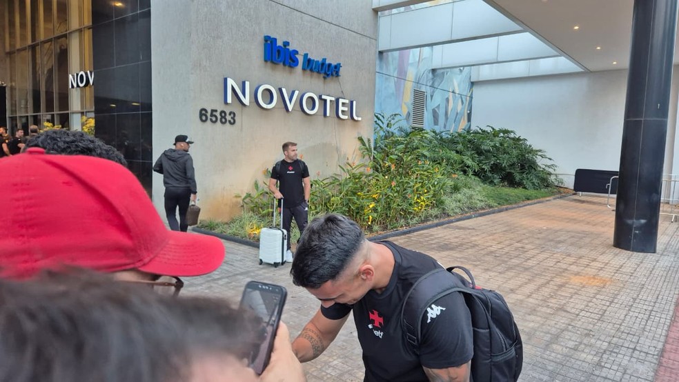 Puma Rodríguez na chegada do Vasco a Belo Horizonte — Foto: João Guerra / ge