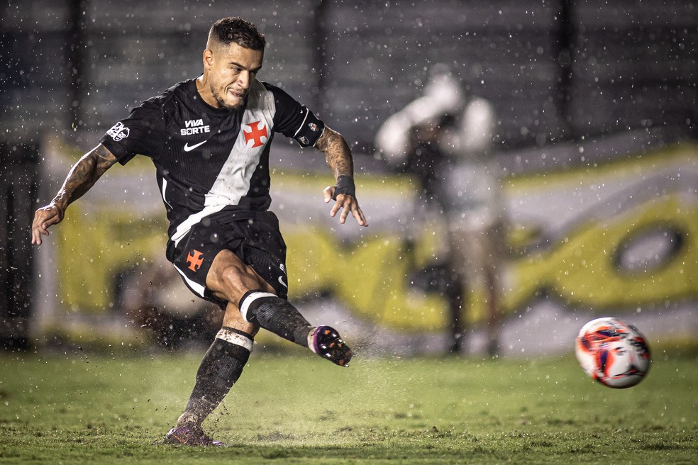 Coutinho bate pênalti e marca gol em Vasco x Botafogo — Foto: Matheus Lima/Vasco