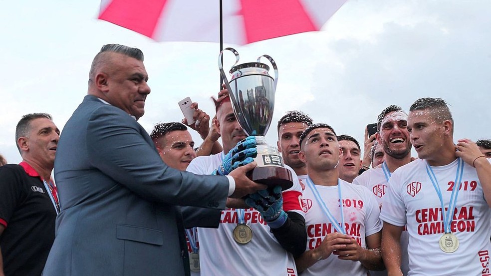 Chiqui Tapia entrega troféu campeão da segunda divisão ao Barracas Central em 2019 — Foto: Barracas Central