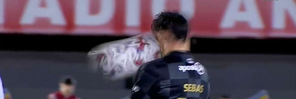 Sebas Ferreira, do Olimpia, leva bolada na cara e faz gol após perder pênalti — Foto: Reprodução