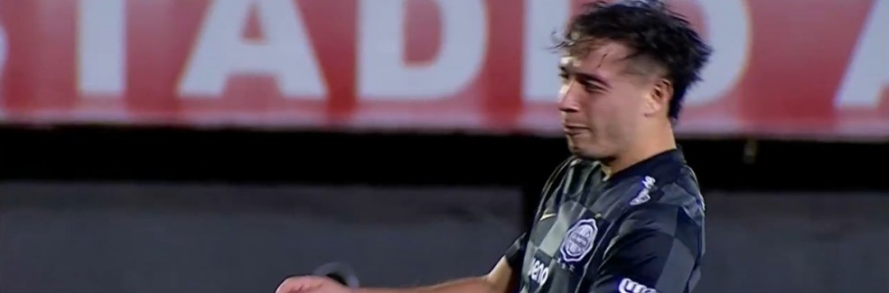 Sebas Ferreira, do Olimpia, leva bolada na cara e faz gol após perder pênalti — Foto: Reprodução