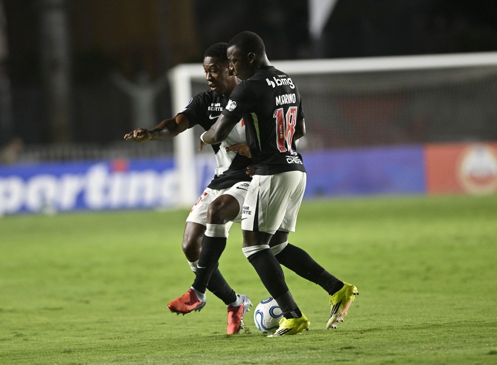 Cuesta e Marino Hinestroza em Vasco x Audax Italiano — Foto: André Durão