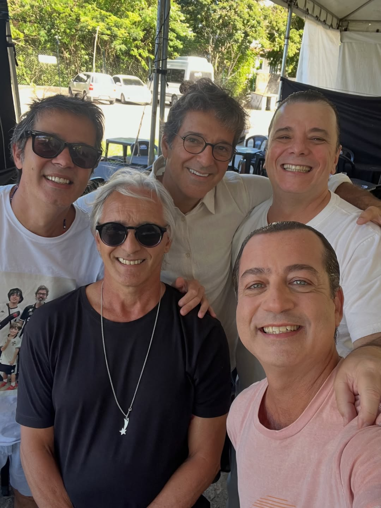 Diretor Jeferson Mello entre os atores Bruno Mazzeo, Rodrigo Candelot; Thelmo Fernandes no canto superior direito – Foto: Reprodução Instagram