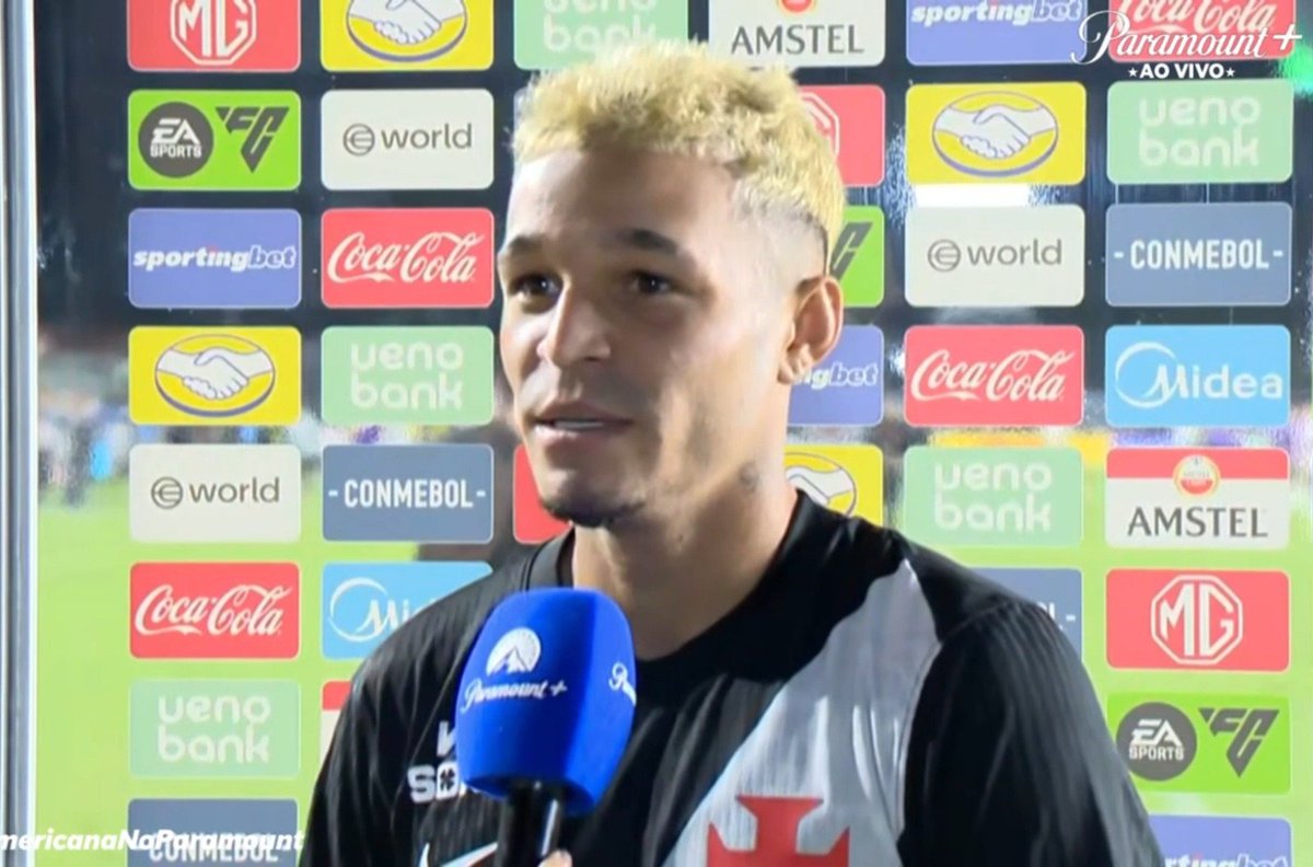 Adson celebra retorno com gol e assistência: 'Poder ajudar minha equipe com a vitória me deixa muito feliz'